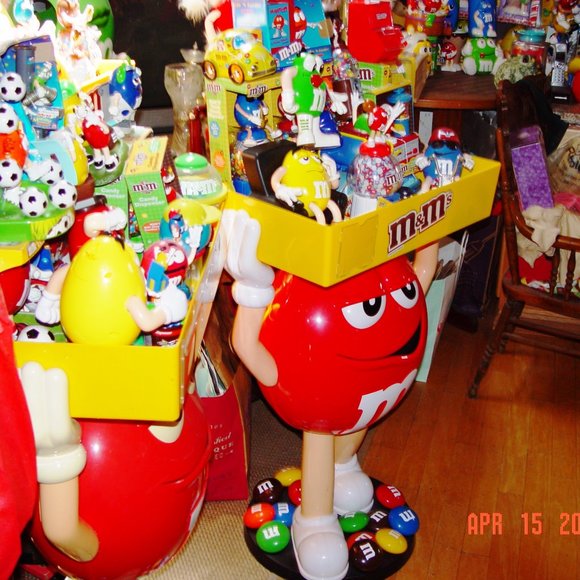 M&M RED CHARACTER DISPLAY WITH TRAY NEW IN THE BOX - Picture 6 of 6